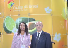 En representación del muy concurrido pabellón de Frutas do Brasil estuvieron Brenda Rodrigues y Jorge de Souza. Actualmente, Brasil exporta aguacates, manzanas y mangos.